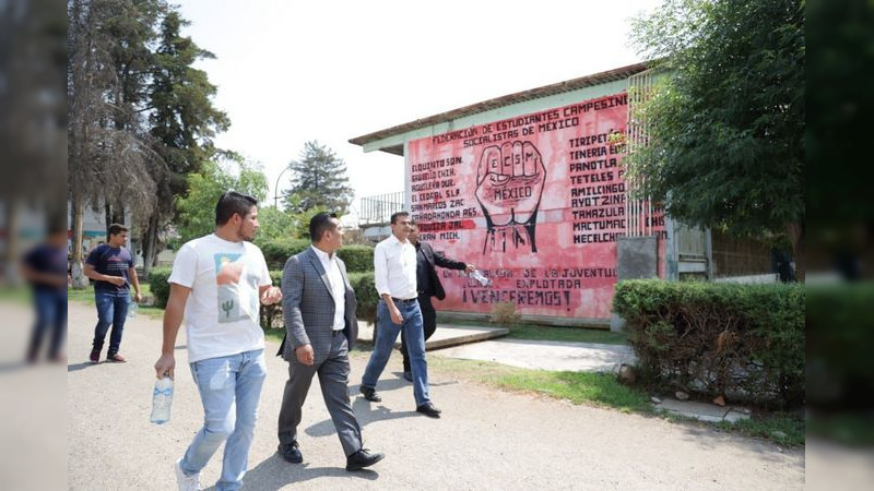 Secretario de Gobierno respalda el compromiso social del normalismo rural, en Normal de Tiripetío 