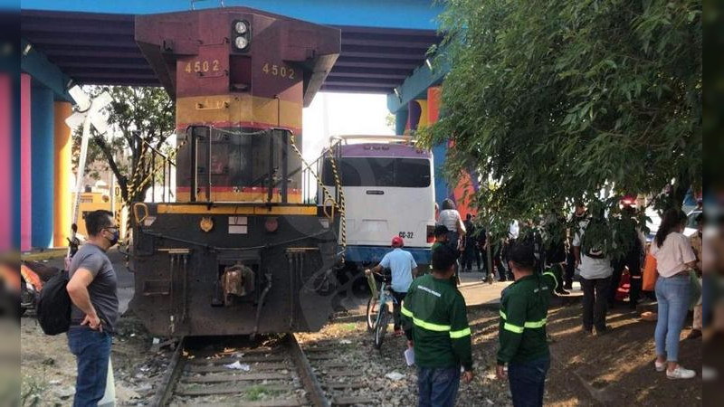 Choca tren contra camión de pasajeros en Morelia, Michoacán, no hay heridos 
