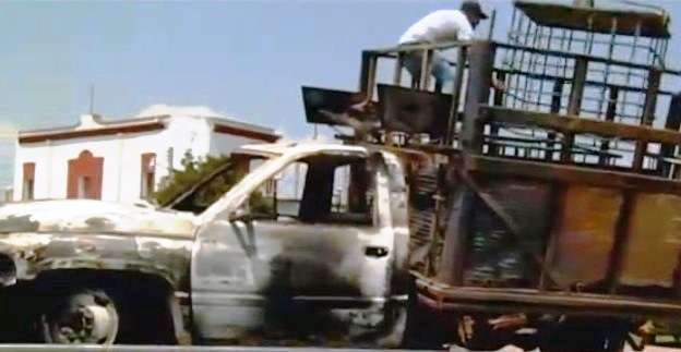 Pobladores incendian vehículos de ladrones de combustible, en Puebla - Foto 0 