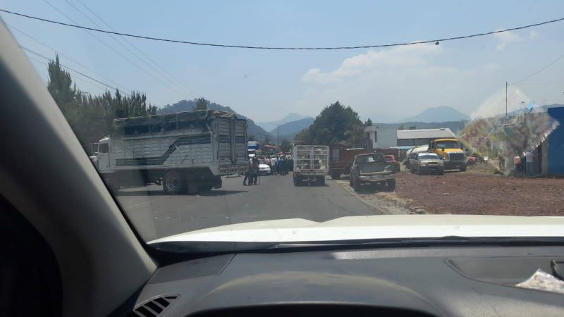 Cierran carretera Uruapan-Los Reyes; habitantes de San Lorenzo piden una patrulla