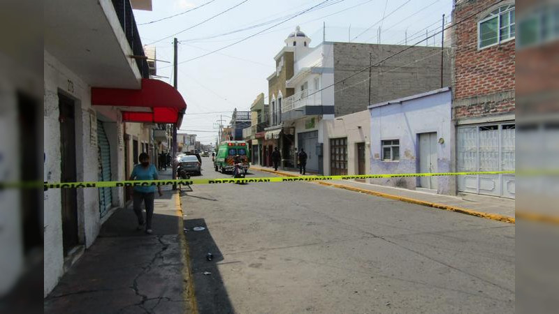 Matan a balazos a hombre afuera de una tienda en Zamora, Michoacán 