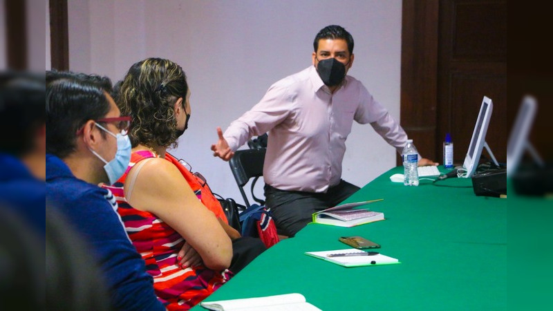 Armando Salgado imparte taller de poesía como parte de la FILU 