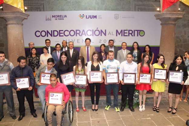 Fueron condecorados 13 jóvenes morelianos al “Merito Juvenil 2016” en diversas ramas - Foto 0 