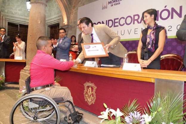 Fueron condecorados 13 jóvenes morelianos al “Merito Juvenil 2016” en diversas ramas - Foto 1 