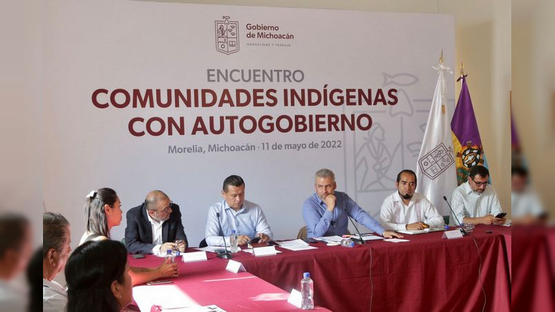 Recibe Ramírez Bedolla a nuevas autoridades indígenas de Zacán, Michoacán 