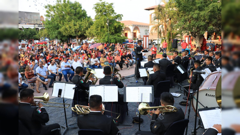 Con un concierto de música a cargo de la orquesta sinfónica de la SEDENA, concluyen los festejos por el Día de las Madres en Apatzingán.