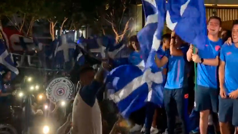 Cruz Azul recibe emotiva serenata de aficionados previo al duelo ante Club Tigres 