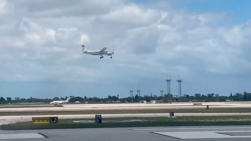 Pasajero inexperto logra aterrizar avión luego de que el piloto quedara inconsciente 