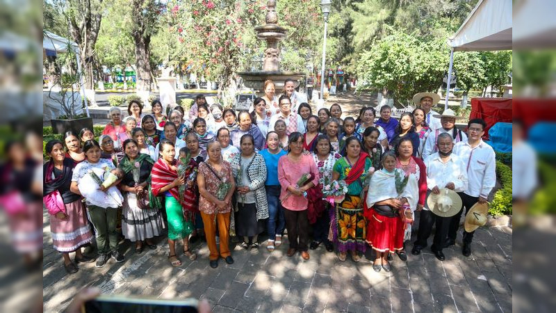 Festeja DIF e IAM a Mamás Artesanas en el Festival Michoacán de Origen   