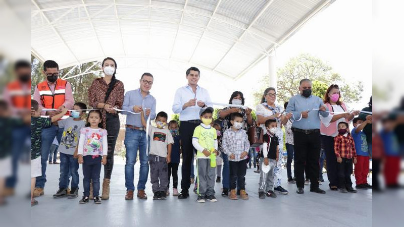 Toño Ixtláhuac entrega construcción de domo y patio cívico en el preescolar Panamericano de La Encarnación  
