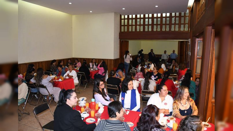Celebra Julio Arreola a madres trabajadoras del Ayuntamiento de Pátzcuaro 