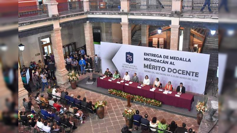 El Congreso de Michoacán desdeña al Ejército Mexicano en entrega de medalla a normal de Tiripetío