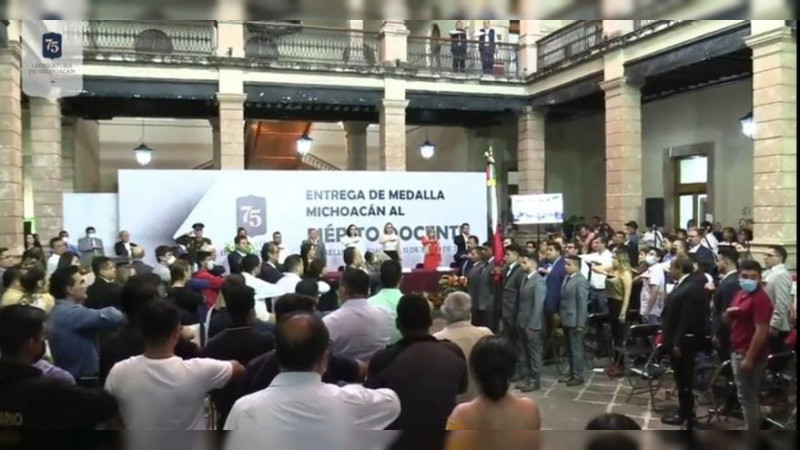 El Congreso de Michoacán desdeña al Ejército Mexicano en entrega de medalla a normal de Tiripetío