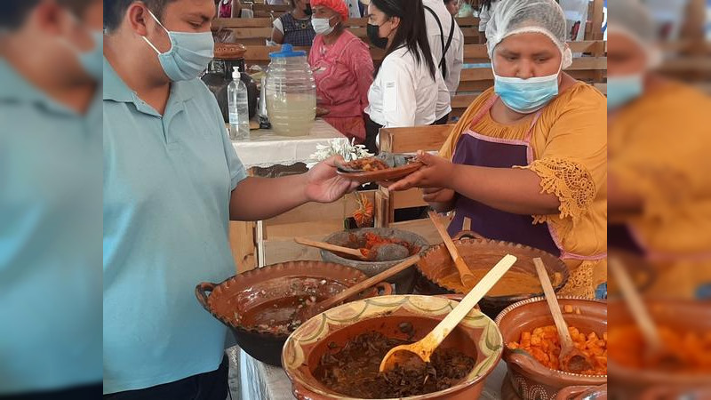 Hoy cambian las regiones y los platillos en el área de la cocina tradicional del Festival Michoacán de Origen 