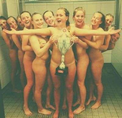 Equipo femenino posa seximente tras ganar un torneo  - Foto 1 
