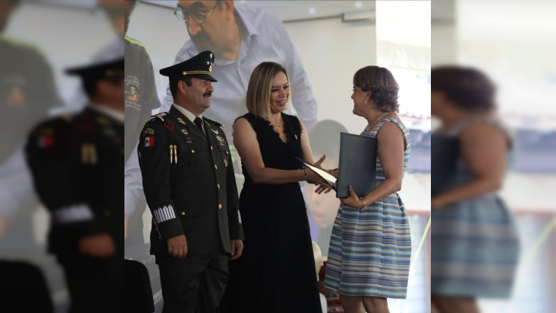 SEE celebra el Día del Maestro reconociendo a docentes con 40 años de servicio