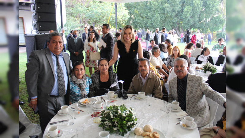 SEE celebra el Día del Maestro reconociendo a docentes con 40 años de servicio