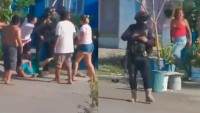 Exhiben a policías estatales golpeando a mujer y niño en fraccionamiento de Veracruz