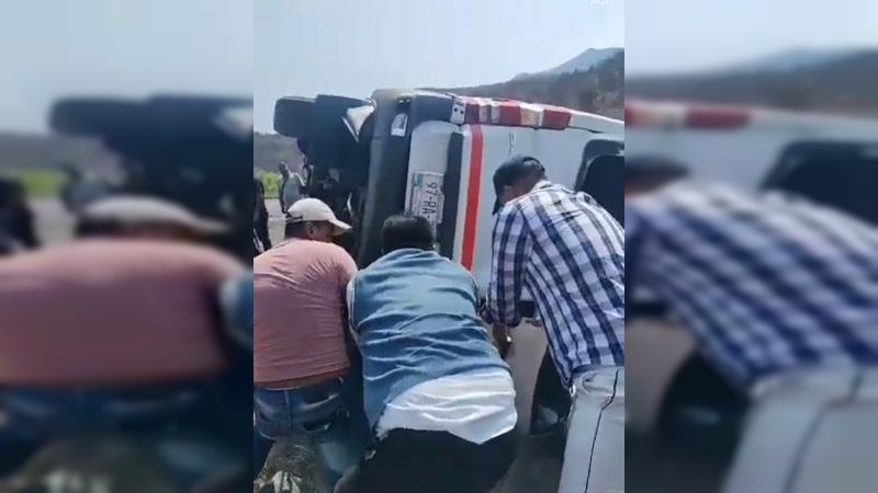 Choca camioneta turística contra torton en la Siglo XXI, hay tres muertos y cuatro heridos 