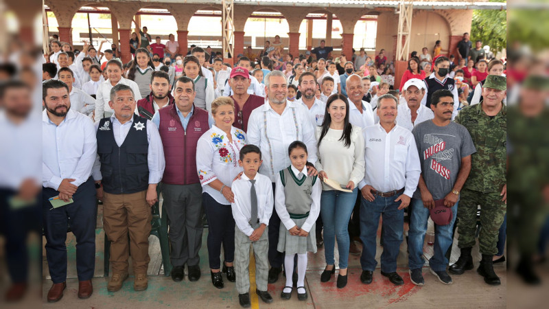 Bedolla reafirma presencia de gobierno en Aguililla;  entrega apoyos a escuelas y productores