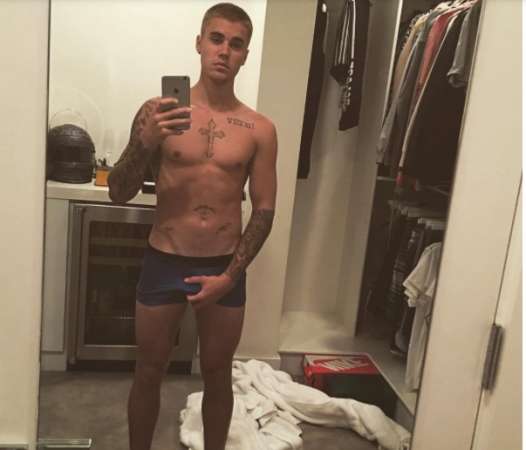 Justin Bieber se exhibe con ropa interior 