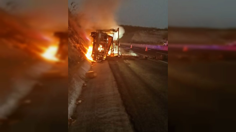 Vuelca y se incendia camioneta con cortadores de limón en Parácuaro, Michoacán 