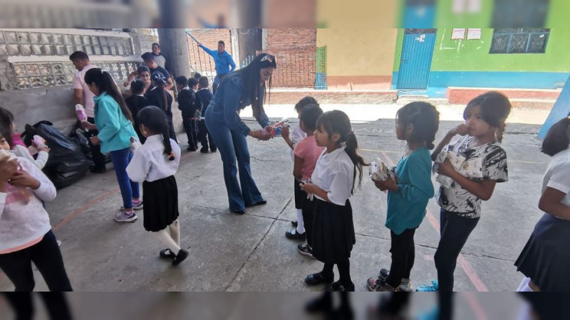 DIF Pátzcuaro entrega juguetes y despensa en islas Tecuena y Yunuen 