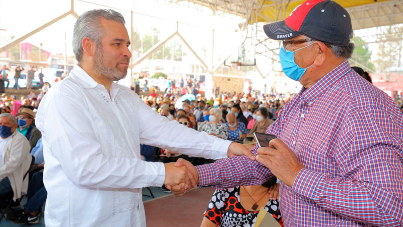 Bedolla entrega tarjetas del Gobierno de México para pensión a adultos mayores 