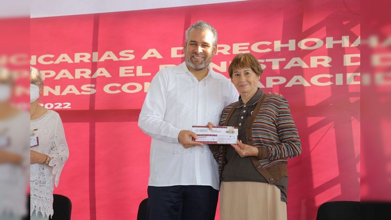 Bedolla entrega tarjetas del Gobierno de México para pensión a adultos mayores 
