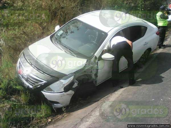 Accidente sobre la carretera deja tres personas lesionadas, en Zitácuaro - Foto 0 