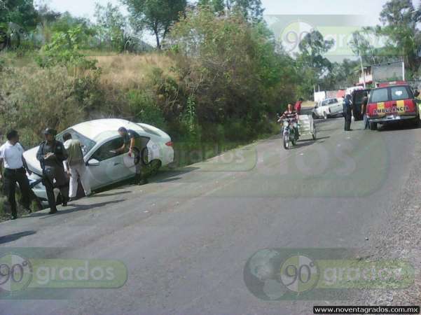 Accidente sobre la carretera deja tres personas lesionadas, en Zitácuaro - Foto 2 