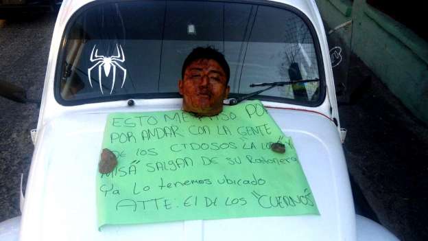Lo hallan decapitado, descuartizado y con narcomensaje sobre un taxi, en Acapulco - Foto 1 