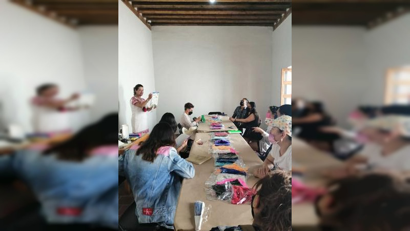 El Museo del Estado de Michoacán presenta charla y exhibición de Arte Plumario del Taller Nicolaita de la UMSNH 