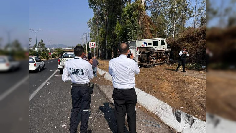 Choca camioneta de valores en Morelia, Michoacán; hubo dos heridos leves