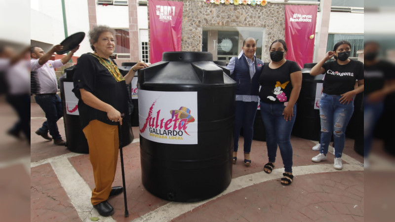 En Villa Jiménez Julieta Gallardo entrega apoyos en coordinación con alcaldesa 