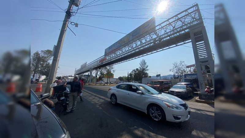 FGR abre carpeta de investigación por la instalación ilegal de espectaculares en puentes peatonales de Morelia 