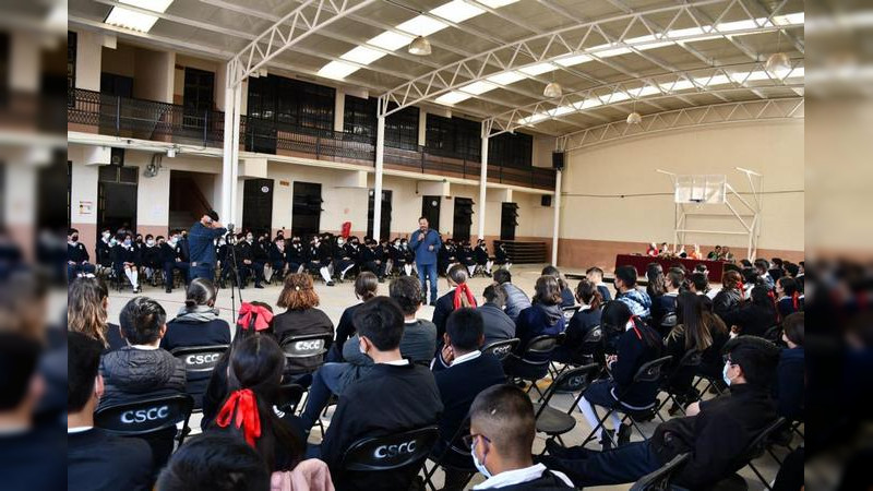 Participa Julio Arreola en Foro con alumnos de Preparatoria en Pátzcuaro   