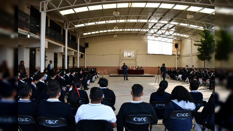 Participa Julio Arreola en Foro con alumnos de Preparatoria en Pátzcuaro   