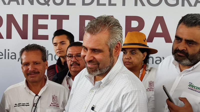 Electricidad y agua potable principal necesidad de escuelas de Michoacán: Bedolla 