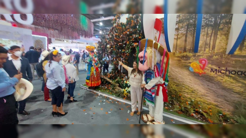Con altar de Noche de Muertos, Pátzcuaro tiene presencia en el Tianguis Turístico de Acapulco 2022