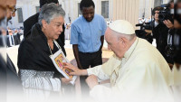 Mujer michoacana con 4 hijos desaparecidos, es recibida por el Papa en El Vaticano