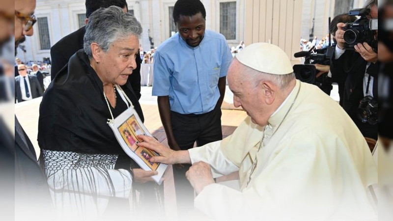 Mujer michoacana con 4 hijos desaparecidos, es recibida por el Papa en El Vaticano 