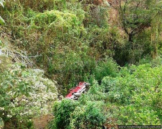 Michoacán: Vehículo con 19 personas cae al fondo de un barranco en Zitácuaro - Foto 0 