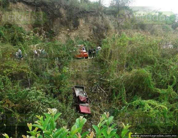 Michoacán: Vehículo con 19 personas cae al fondo de un barranco en Zitácuaro - Foto 1 