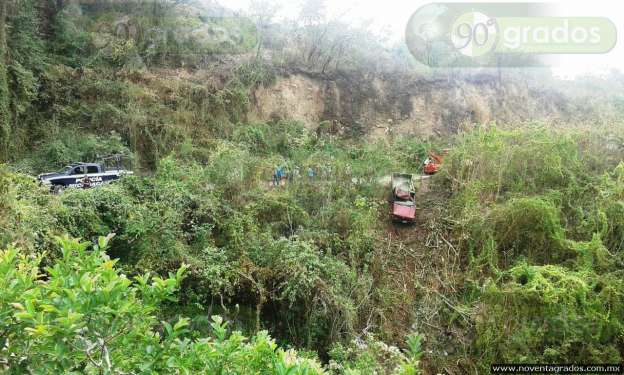 Michoacán: Vehículo con 19 personas cae al fondo de un barranco en Zitácuaro - Foto 2 