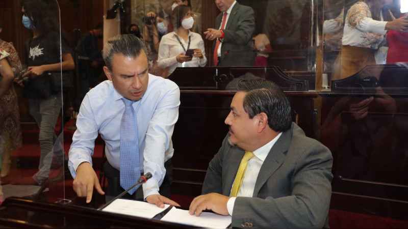 Congreso de Michoacán entrega terreno para que López Obrador construya IMSS. 
