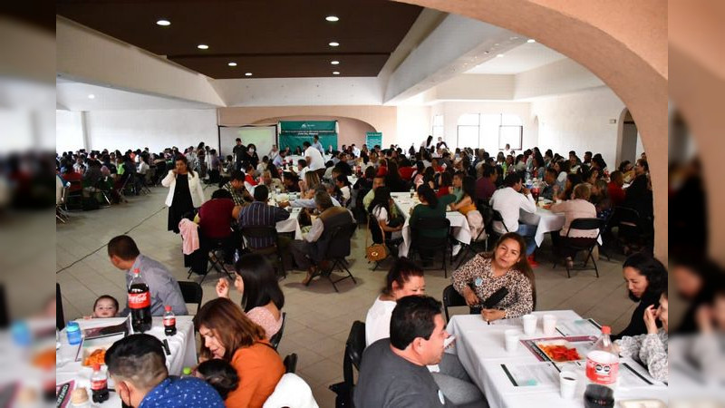 Celebra Ayuntamiento de Pátzcuaro a maestros por su destacada labor 