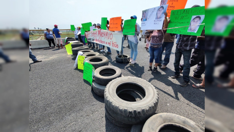 Aparece el niño Macario, por quien bloquearon dos días la carretera Tecomán – Playa Azul; habría sido capturado y liberado 