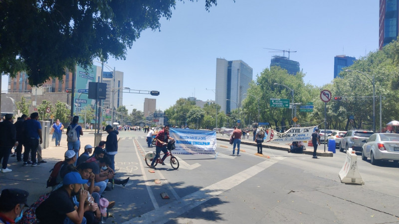 Profesores de la CNTE Michoacán bloquean Reforma e Insurgentes en la CDMX 