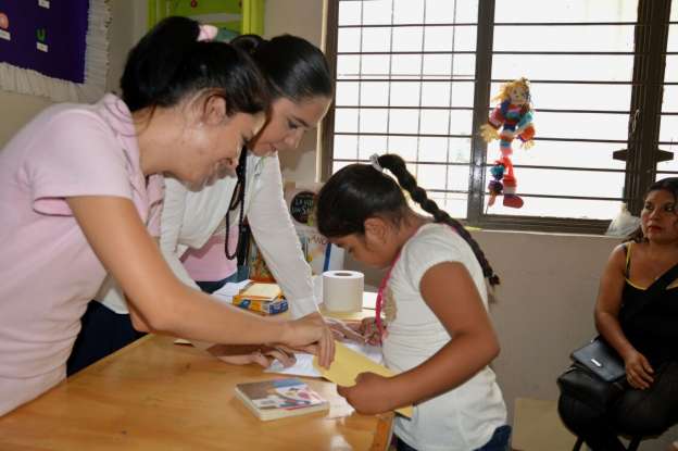 Entrega DIF becas a niños y jóvenes de Casa Pamar en Apatzingán  - Foto 1 